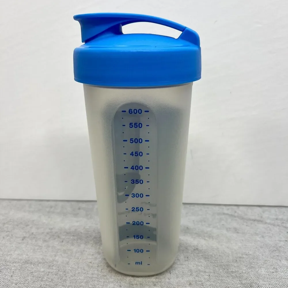Tupperware 20 oz Quick Shake with Flip Top Lid and Insert Blue NEW